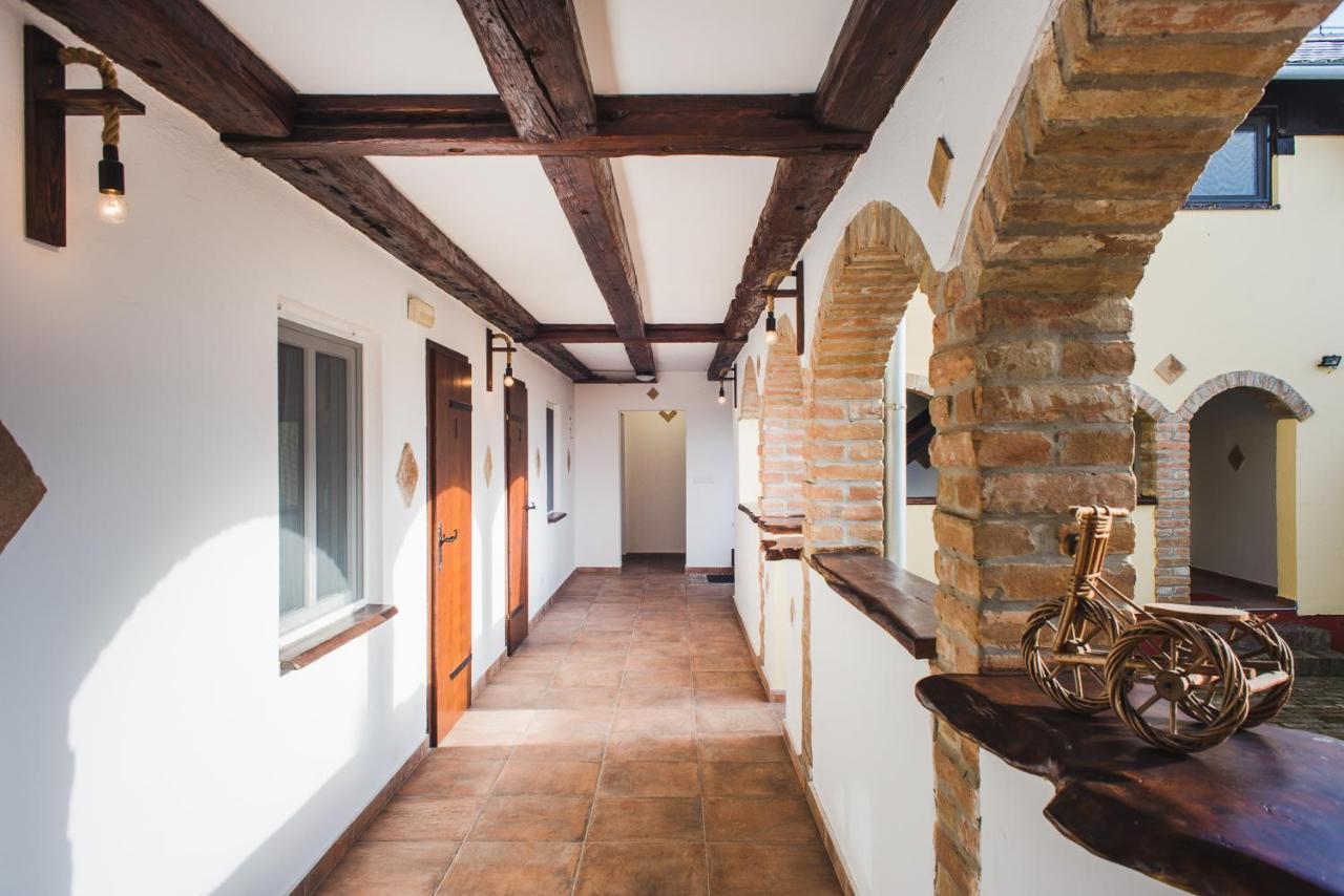 Tri Mudraca Inn Karanac Extérieur photo