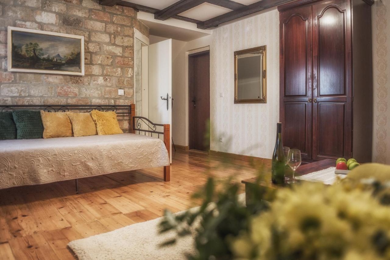 Tri Mudraca Inn Karanac Extérieur photo