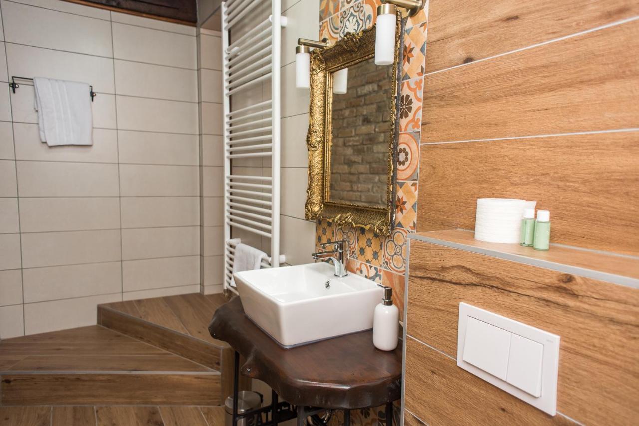 Tri Mudraca Inn Karanac Extérieur photo