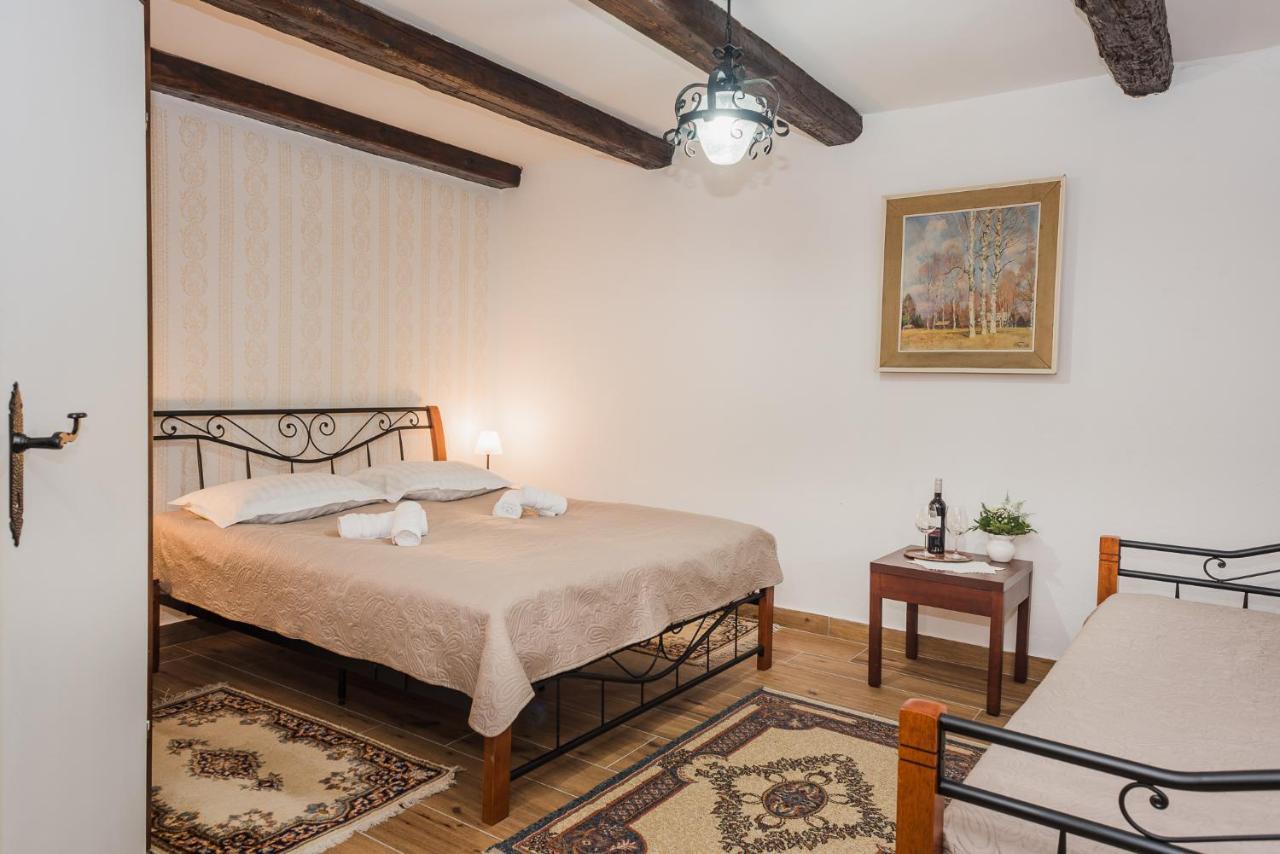 Tri Mudraca Inn Karanac Extérieur photo