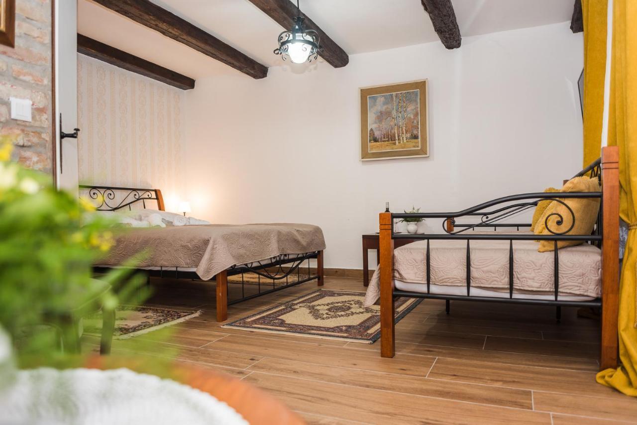 Tri Mudraca Inn Karanac Extérieur photo