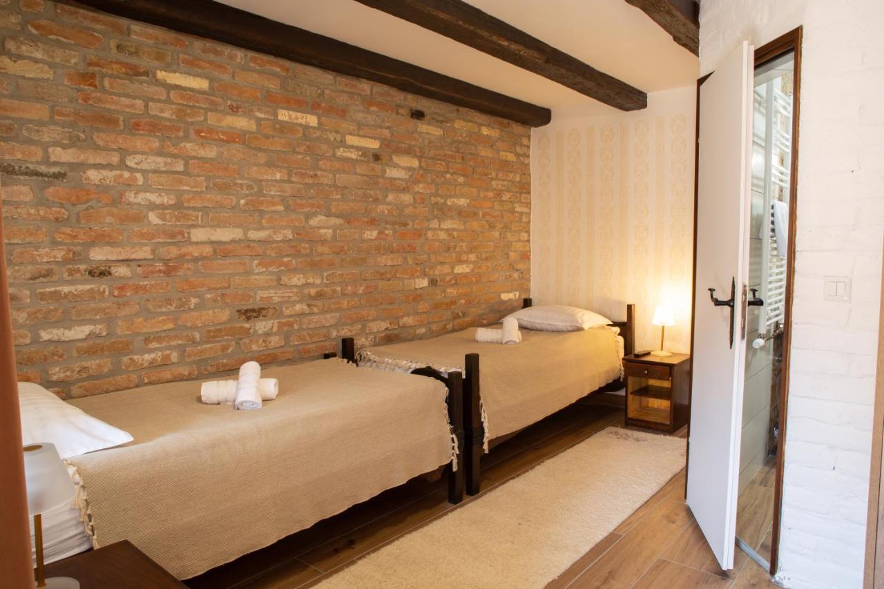 Tri Mudraca Inn Karanac Extérieur photo