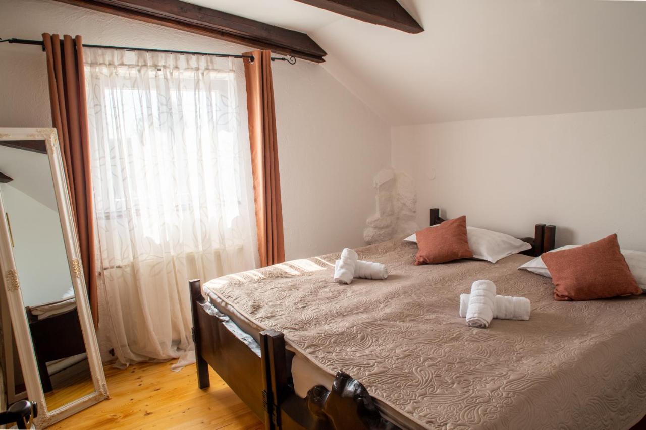 Tri Mudraca Inn Karanac Extérieur photo