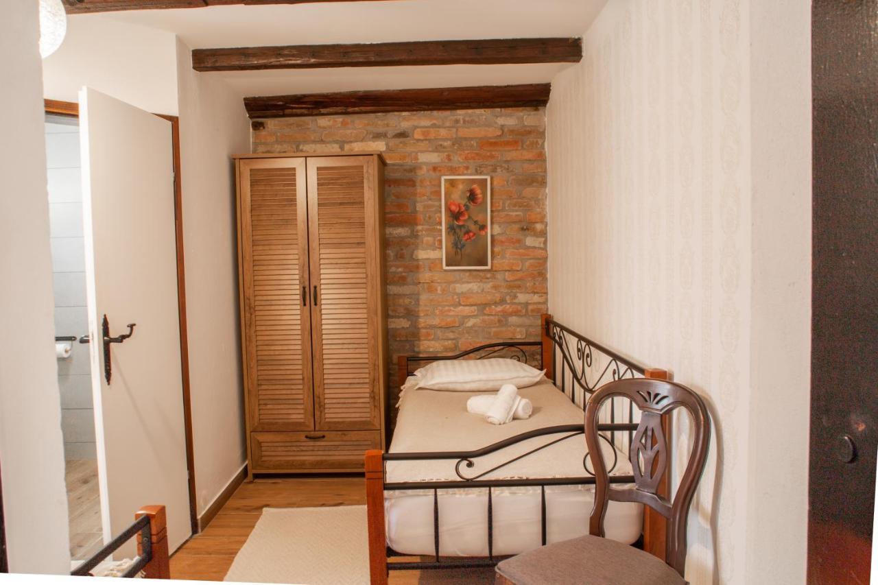 Tri Mudraca Inn Karanac Extérieur photo