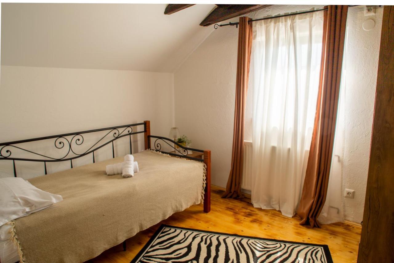 Tri Mudraca Inn Karanac Extérieur photo